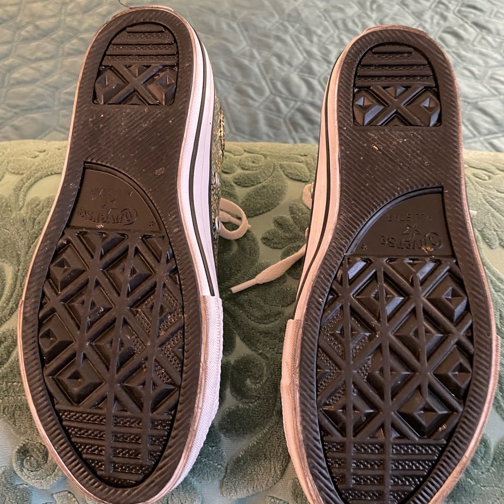 Like new pair of girls Converse All Star low tops Cute and sparkly. - Picture 3 of 4